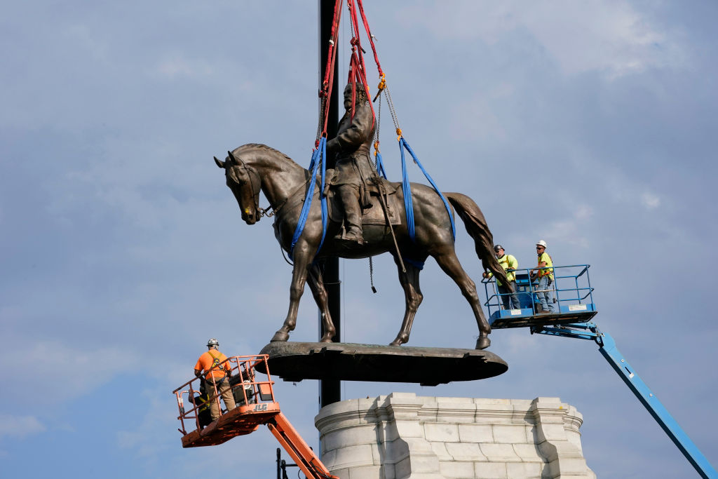 Robert E Lee Statue removed